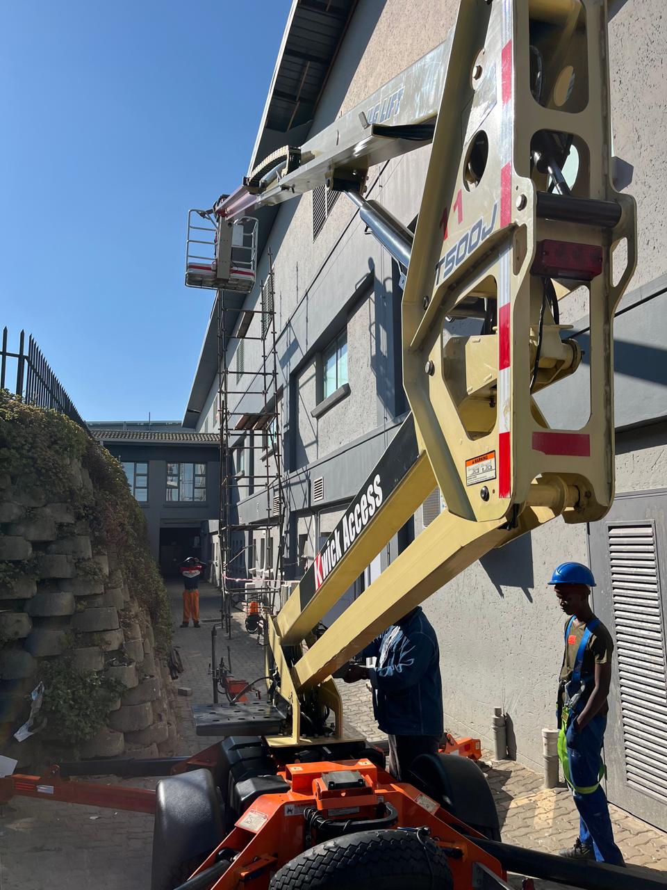 Dlazikare team using access equipment on a building project